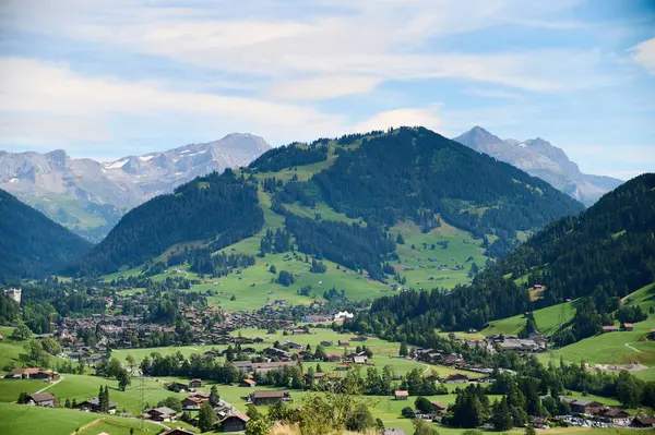 Yeşil tepeler ve görkemli dağların arasına kurulmuş, yazın doğal güzellikleri sergileyen pitoresk bir köy..