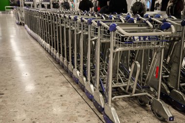 Tavandan sarkan renkli cam lambalar, büyük pencereli şık bir iç mekâna sıcak ışık saçıyor..