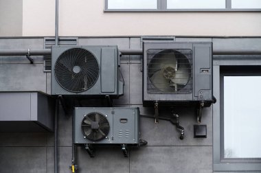 Çağdaş bir binanın duvarına, kentsel iklim kontrolünü vurgulayan birçok klima sistemi yerleştirilmiştir..