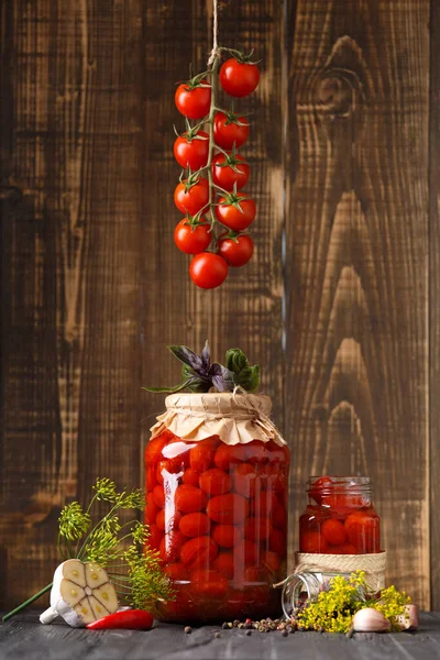 Pickled Cherry Tomatoes Garlic Dill Spices Homemade Food Canned Tomatoes — Foto Stock