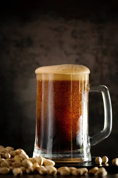 Glass Dark Beer Handful Chips Dark Background Beer Pouring Bottle — Stockfoto