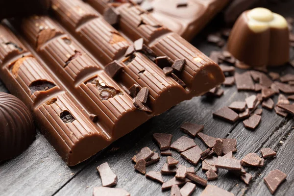 Broken Handmade Chocolate Chocolate Chips Sweets Dark Background Close Bar — 스톡 사진