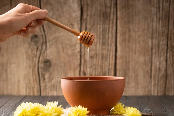 Hand Dipper Pouring Honey Clay Bowl Honey Poured Dipper Bowl — Stock Fotó