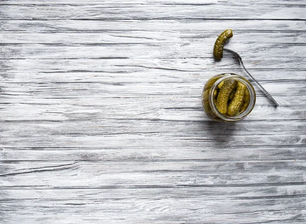 Çömlek Çatalda Salatalık Turşusu Açık Ahşap Arka Planda Marine Edilmiş — Stok fotoğraf