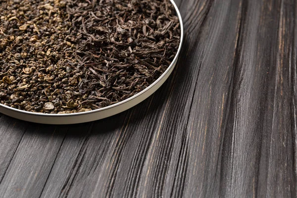 Conceptual Composition Dry Leaves Black Green Tea Bowl Wooden Background — Foto de Stock