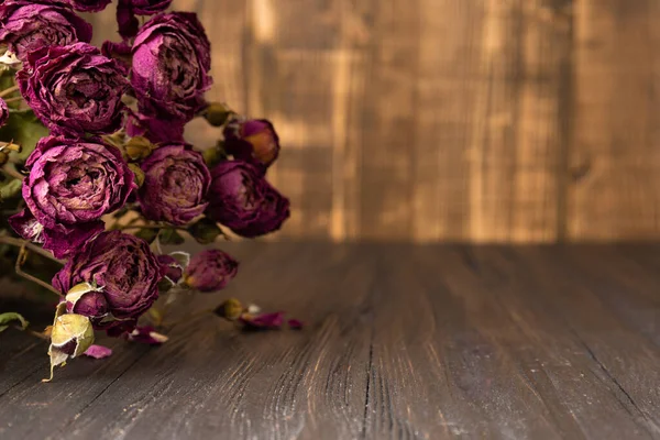 Bouquet Dry Pink Roses Dark Wooden Background Close Concept Loneliness — Stock Photo, Image