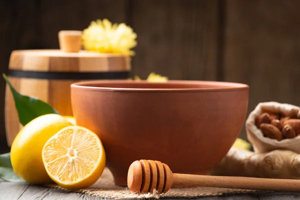 Wooden Barrel Honey Clay Bowl Honey Dipper Lemon Yellow Flowers — Stok fotoğraf