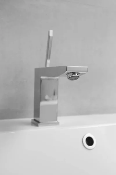Moderní Chrom Klepání Bílém Umyvadle Koupelně Zblízka Instalatérství Koupelen — Stock fotografie