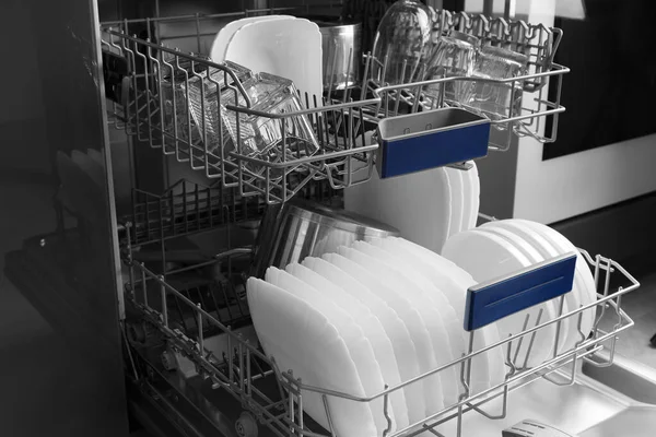 Built Dishwasher Kitchen Door Open Clean Dishes Clean White Plates — Foto de Stock