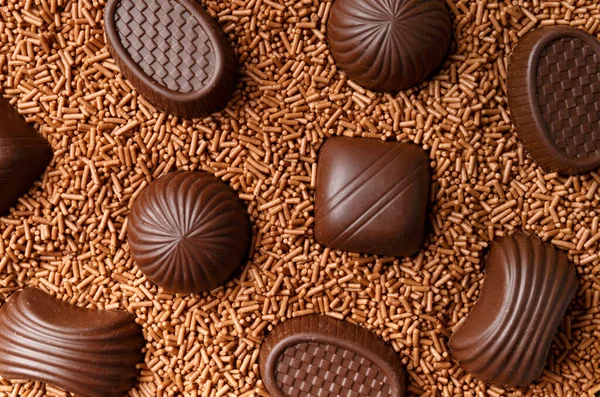 Gyönyörűen Formázott Étcsokoládé Édességek Mártott Csokoládé Chips Közelkép Tetejére Csokoládé — Stock Fotó