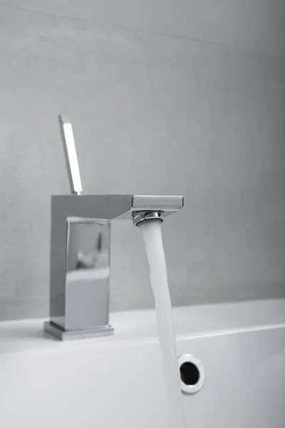 Wasser Ergießt Sich Aus Einem Chromhahn Ein Weißes Waschbecken Großaufnahme — Stockfoto