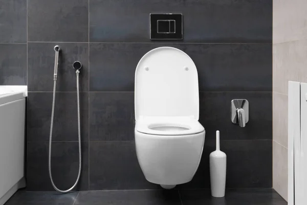 Moderne Weiße Toilettenschüssel Der Wand Chrom Spültaste Und Bidet Dusche — Stockfoto
