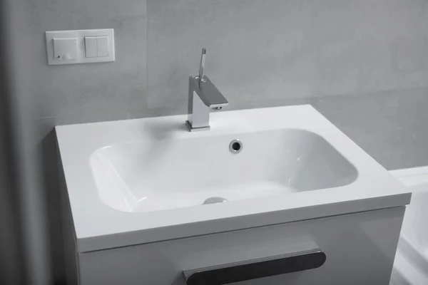 Moderne Badausstattung Weißes Waschbecken Mit Schubladen Verchromter Wasserhahn Steckdose Und — Stockfoto