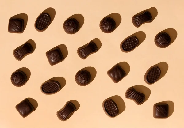 Doces Chocolate Fundo Bege Vista Superior Fundo Doce Diferentes Chocolates — Fotografia de Stock
