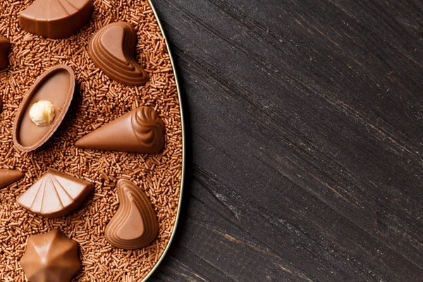 Különböző Formájú Csokoládé Cukorkák Fekszenek Csokoládé Chips Sötét Háttér Felső — Stock Fotó
