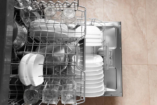 Built Dishwasher Kitchen Door Open Clean Dishes Clean White Plates — Stock Photo, Image