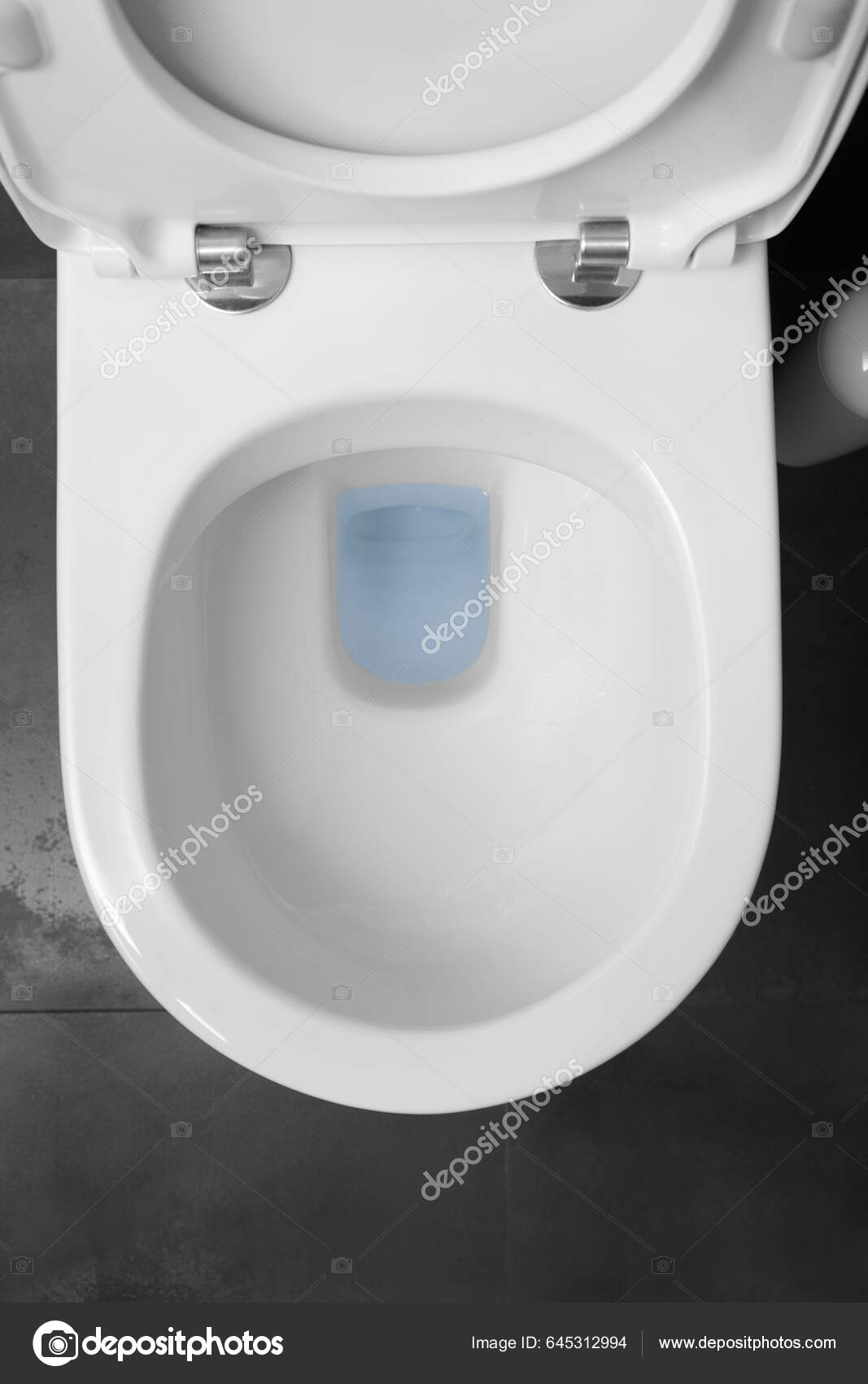 Vue Dessus D'un Cuvette Toilette Blanche Avec Couvercle Surélevé Contre  image libre de droit par NMStudio © #645312994