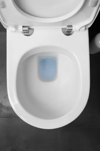 Vue Dessus Cuvette Toilette Blanche Avec Couvercle Surélevé Contre Sol — Photo