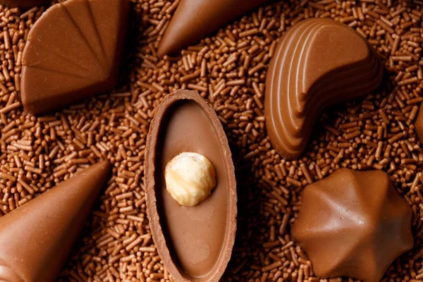 Gyönyörű Alakú Étcsokoládé Édességek Mártott Csokoládé Chips Közelkép Csokoládé Cukorka — Stock Fotó