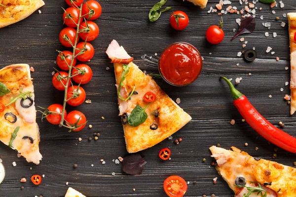 Pizza Plakjes Met Jerky Olijven Kaas Kruiden Worden Gelegd Een — Stockfoto