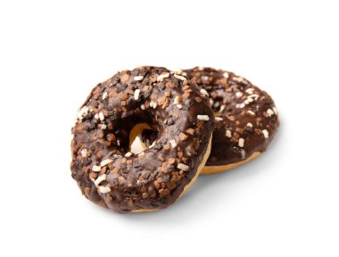 Beyaz arka planda beyaz, sütlü ve koyu çikolatalı iki parça çikolata serpiştirilmiş. Yüksek kalorili abur cubur. Tatlı atıştırmalık Kahvaltı için pişiriyorum..