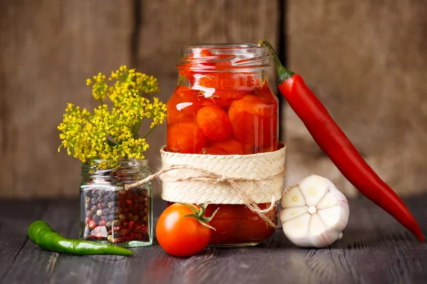 Marynowane Pomidory Wiśniowe Szklanym Słoiku Papryka Chili Czosnek Przyprawy Przyprawy — Zdjęcie stockowe