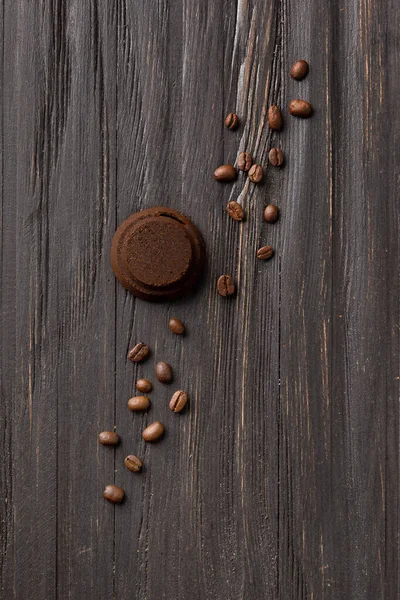 コーヒーマシンからコーヒーを無駄にし 全体のローストコーヒー豆は黒い木製の背景の上からの眺め 使用済みコーヒー — ストック写真