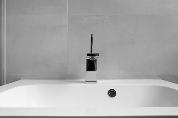モダンなバスルームのインテリア 引き出し付きの白い洗面台 クロム蛇口 ソケット 壁にスイッチ 洗面器と蛇口付きのバスルームのインテリア — ストック写真