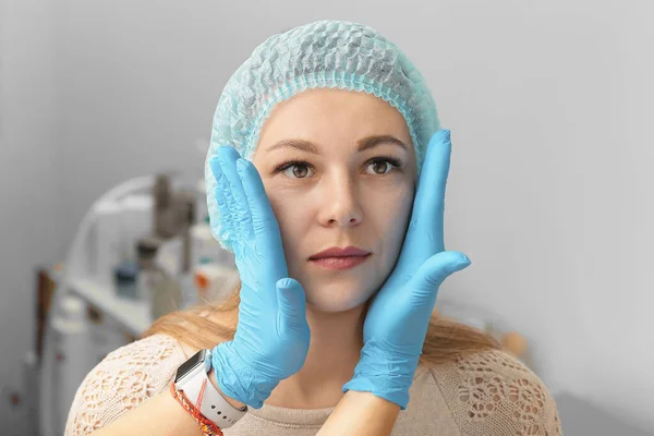 面部和身体治疗 维护健康 青春和美的概念 现代美容学 美容师工具 戴手套的手 美容术 — 图库照片
