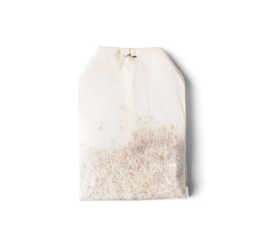 Etiketsiz dikdörtgen çay poşeti beyaz arkaplanda izole edilmiş üst plan görüntüsü ve metin için boşluk.