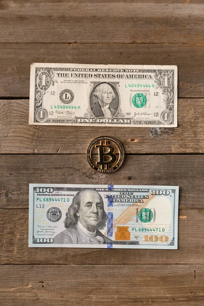 Bitcoin Banconote 100 Dollari Uno Sfondo Legno Vista Dall Alto — Foto Stock