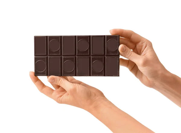 白い背景に手にダークチョコレートのバー 女性手ホールドチョコレート上ホワイト孤立 — ストック写真