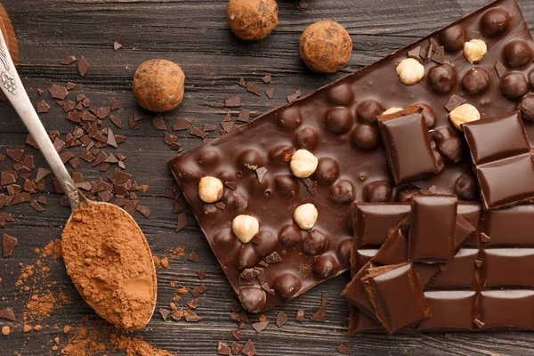 Fındıklı Yapımı Çikolata Koyu Çikolata Parçaları Antika Bir Kaşıkta Kakao — Stok fotoğraf