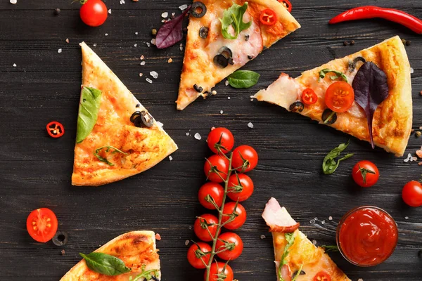 Pizza Plakjes Met Jerky Olijven Kaas Kruiden Worden Gelegd Een — Stockfoto