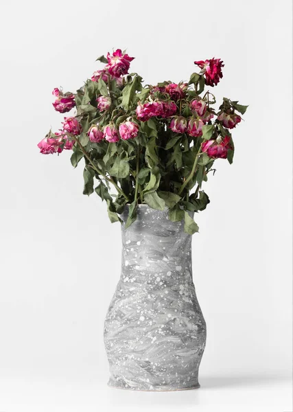 Handmade Vase Bouquet Dry Flowers Isolated Dry Roses Clay Vase — Zdjęcie stockowe