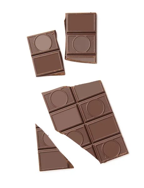白い背景の上面に壊れたダークチョコレート 隔離されたフラットレイアウト上のチョコレートバーの作品 — ストック写真