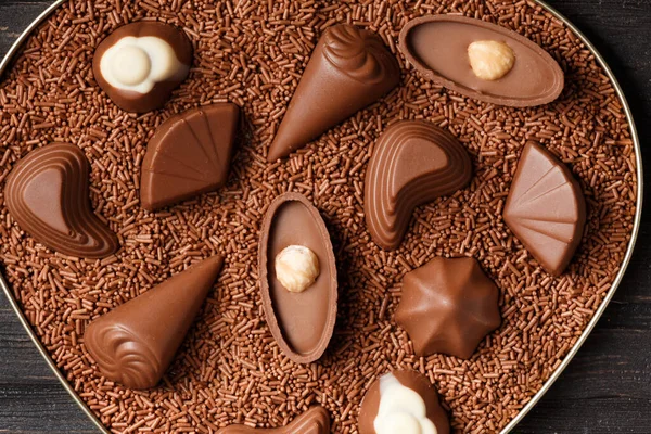 Csokoládé Cukorka Csokoládé Chips Egy Szív Doboz Egy Sötét Háttér — Stock Fotó