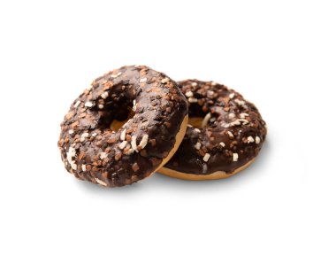 Beyaz arka planda beyaz, sütlü ve koyu çikolatalı iki parça çikolata serpiştirilmiş. Yüksek kalorili abur cubur. Tatlı atıştırmalık Kahvaltı için pişiriyorum..