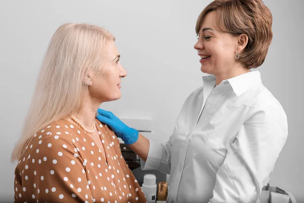 Raadpleging Een Kosmetologische Kliniek Professionele Arts Cosmetoloog Volwassen Vrouw Glimlachen — Stockfoto