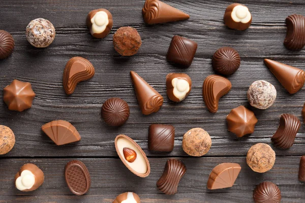 Különböző Étkezési Tejcsokoládé Cukorkák Csokoládé Szarvasgomba Egy Sötét Textúra Háttér — Stock Fotó