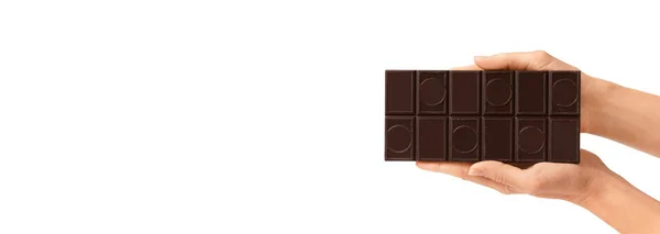 Tumma Suklaapatukka Käsissä Valkoisella Taustalla Naisten Kädet Pitävät Suklaata Valkoisella — kuvapankkivalokuva