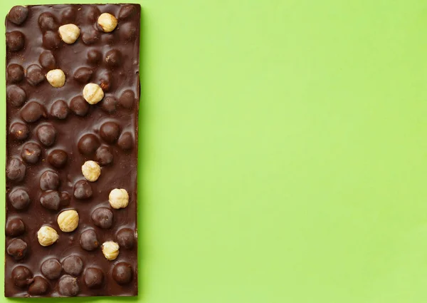Kézzel Készített Csokoládé Mogyoróval Zöld Háttér Felülnézetben Hely Szöveges — Stock Fotó