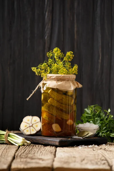 Zelfgemaakte Komkommers Blik Een Pot Knoflook Specerijen Kruiden Voor Marinade — Stockfoto