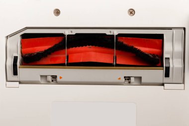 Robot elektrikli süpürge, alt görüş, detaylar. Akıllı robot elektrikli süpürgenin fırçası. Yakın plan..