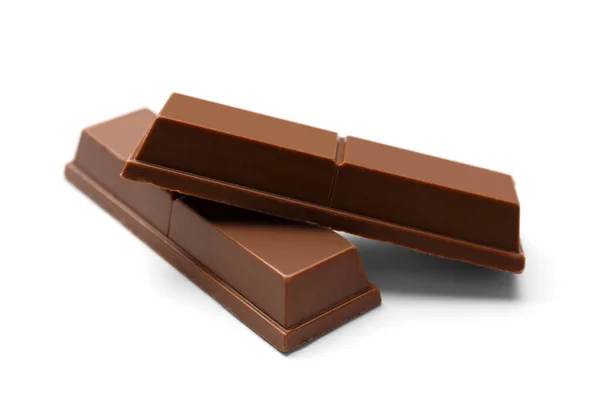 クリスピーなチョコレートバーは 白い背景のクローズアップでもう1つ上にあります ミルクチョコレートの甘いバーのクローズアップ デザートだ スナック カロリー食品 — ストック写真