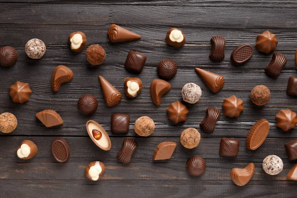 Különböző Étkezési Tejcsokoládé Cukorkák Csokoládé Szarvasgomba Egy Sötét Textúra Háttér — Stock Fotó