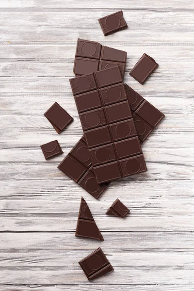 Barra Inteira Chocolate Escuro Chocolate Quebrado Fundo Madeira Cinza Vista — Fotografia de Stock
