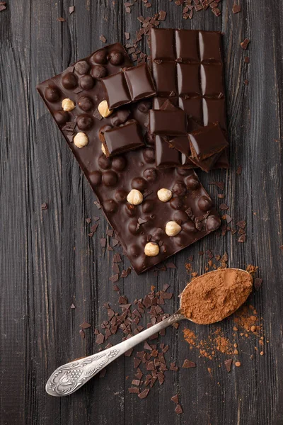 Fındıklı Yapımı Çikolata Koyu Çikolata Parçaları Siyah Ahşap Arka Plan — Stok fotoğraf