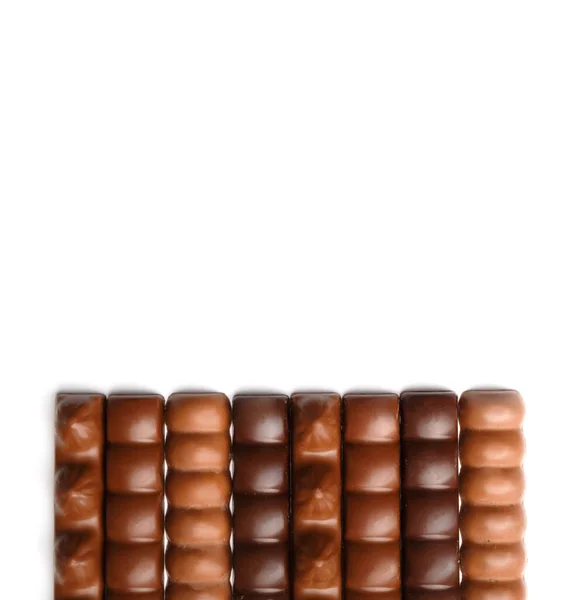 テキストのためのスペースと白い背景上のビューにダークチョコレートバーとミルクチョコレートバー チョコレートオン隔離コピースペース — ストック写真