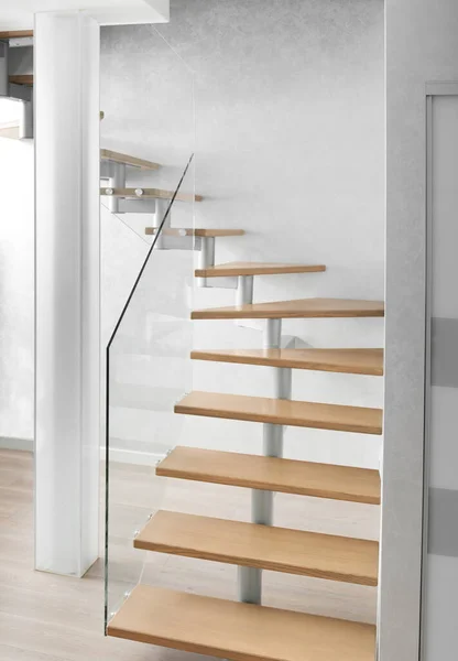 Escadaria Com Degraus Madeira Grades Vidro Interior Moderno Apartamento Casa — Fotografia de Stock